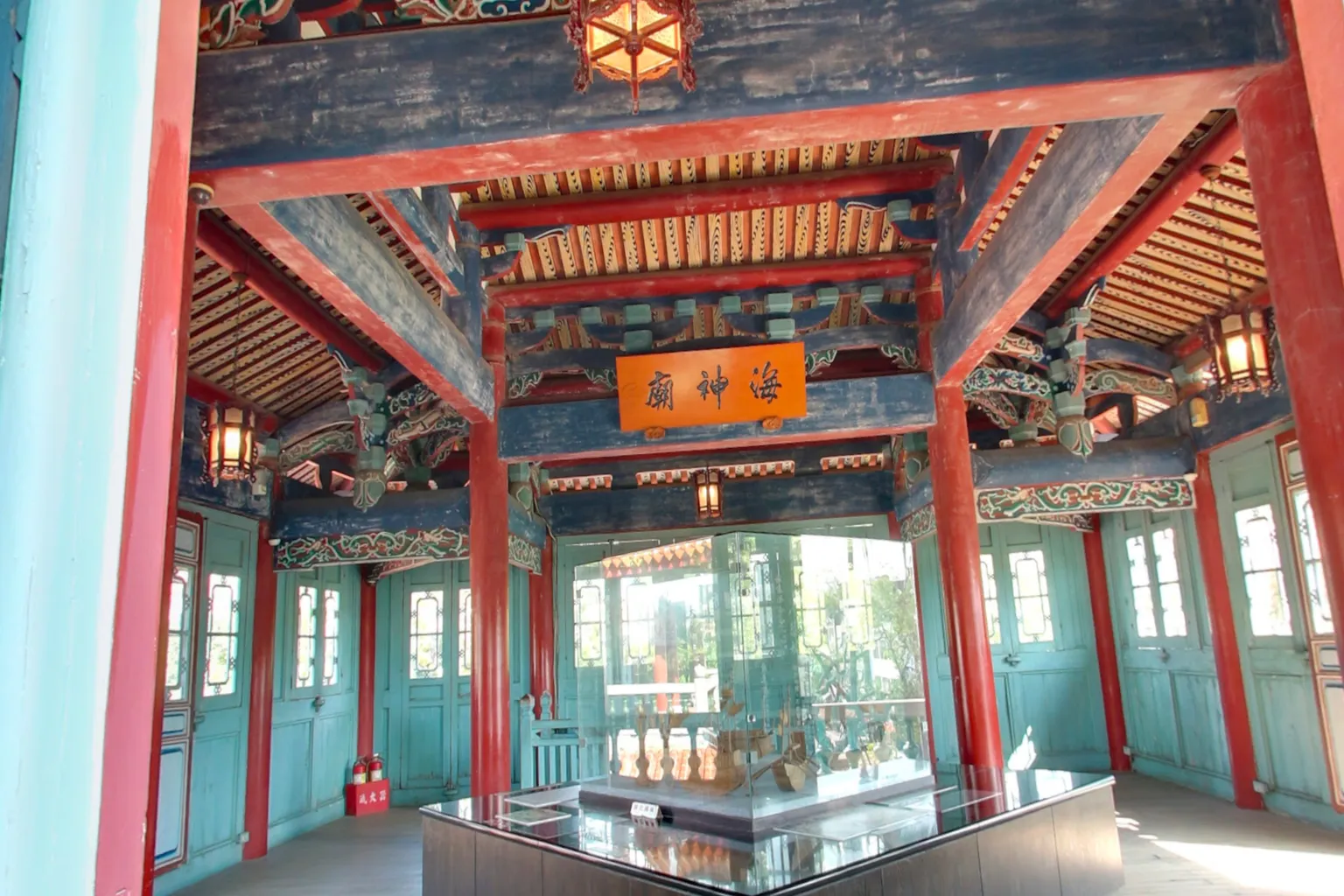 选对 VR 旅游软件，在家就能环游世界